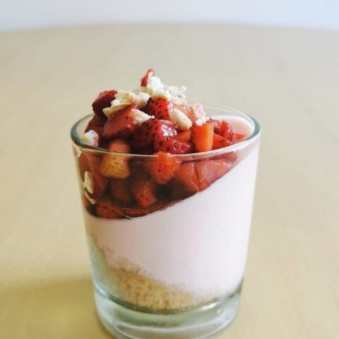 Receta Panna Cotta con Fresas Maceradas La Carañola con Galletas Caledonia