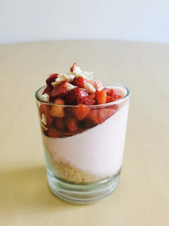 Receta Panna Cotta con Fresas Maceradas La Carañola con Galletas Caledonia