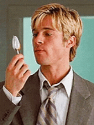 Brad chupando su dip de galleta