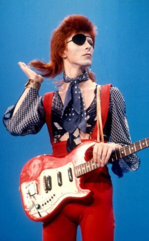 David Bowie vestido de rojo en El Sueño Más Rico del Mundo La Carañola