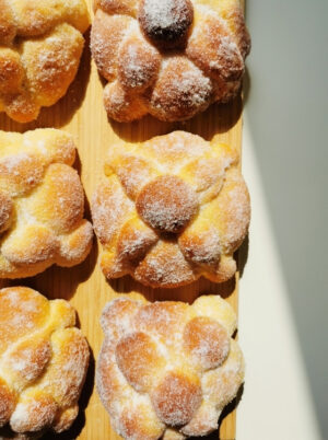 Pan de Muerto Tradicional Día de Muertos Mexico La Carañola