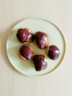 Profiteroles Rellenos de Crema Pastelera de Chocolate Cubiertos de Ganache Pasta Choux Receta La Carañola