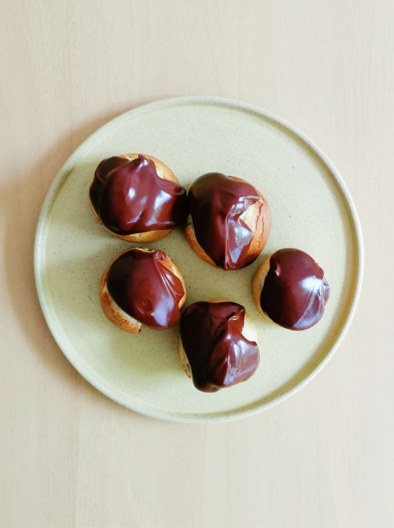 Profiteroles Rellenos de Crema Pastelera de Chocolate Cubiertos de Ganache Pasta Choux Receta La Carañola