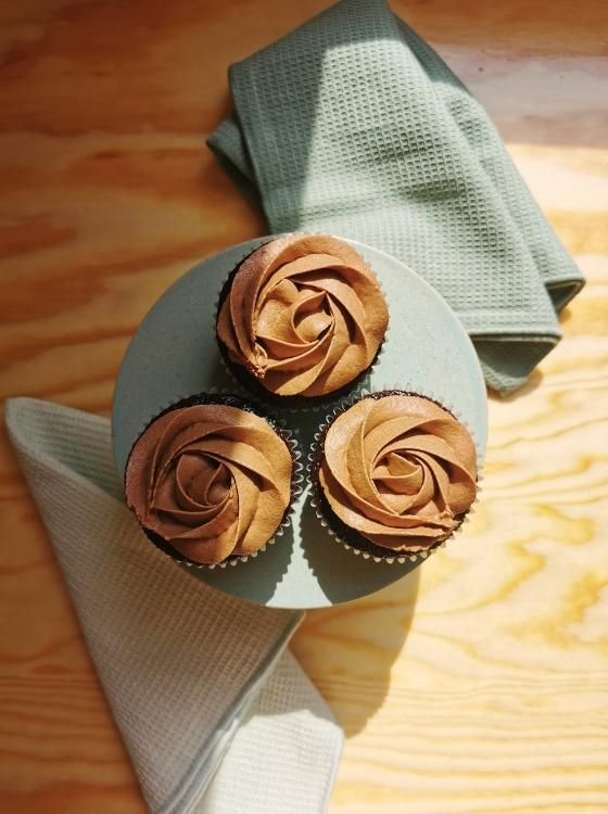 Cupcakes de Chocolate con Buttercream de Chocolate Receta de La Carañola