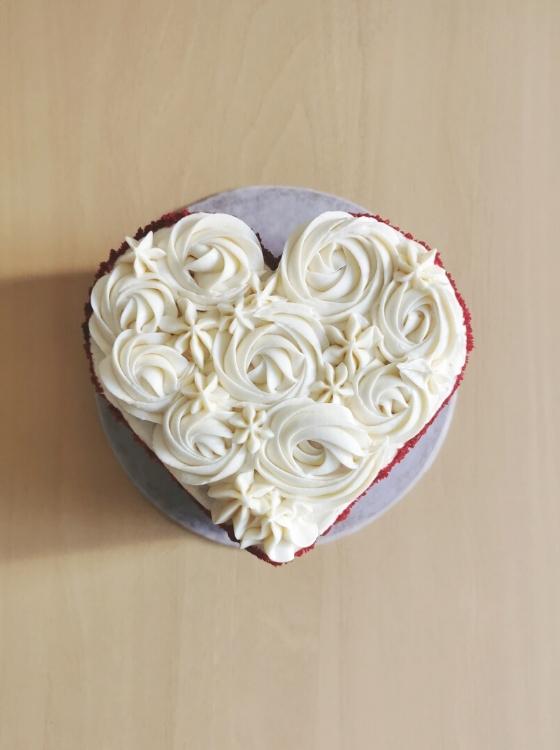 Cómo hacer un pastel en forma de corazón Red Velvet con Frosting de Queso Crema La Carañola