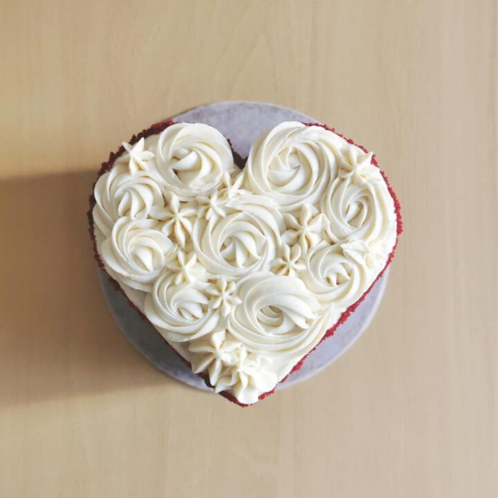 Cómo hacer un pastel en forma de corazón Red Velvet con Frosting de Queso Crema Receta La Carañola