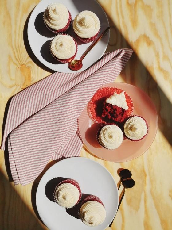 Cupcakes Red Velvet con Frosting de Queso Receta La Carañola