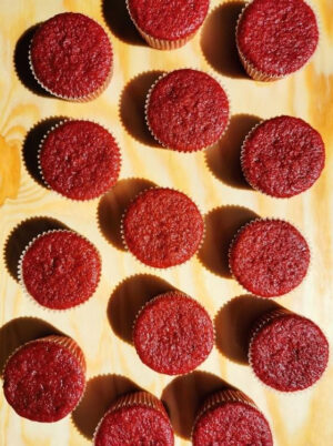 Cupcakes Red Velvet con Frosting de Queso Receta de La Carañola