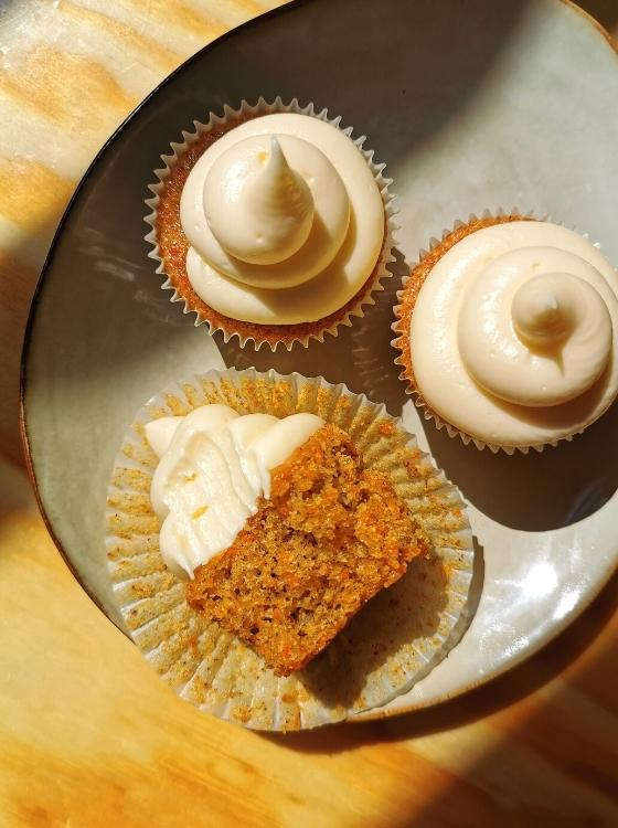 Cupcakes de Zanahoria Carrot Cake con Frosting de Queso Receta La Carañola