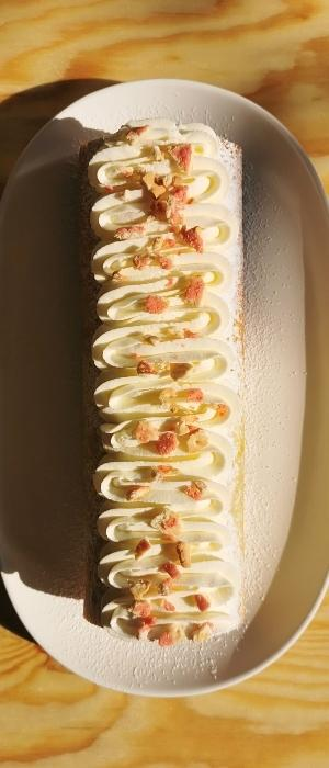Brazo de Gitano Reina Niño Envuelto de La Carañola Caledonia Charmy Fresa Chantilly Mascarpone Cenital