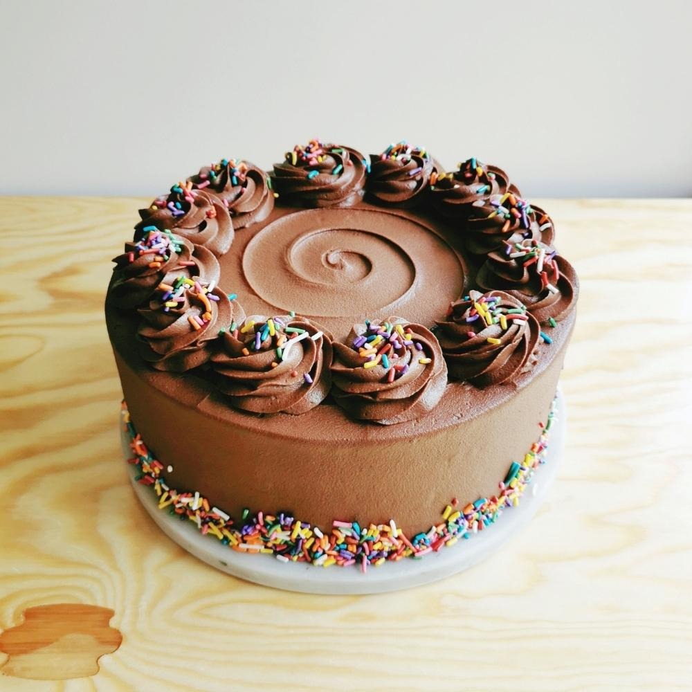 Pastel Torta Tarta Birthday Layer Cake de Chocolate de Cumpleaños con Sprinkles Buttercream Receta de La Carañola