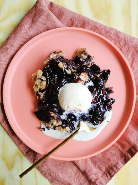 Crumble de Arándanos y de cualquier fruta con helado Skillet Sartén Receta La Carañola