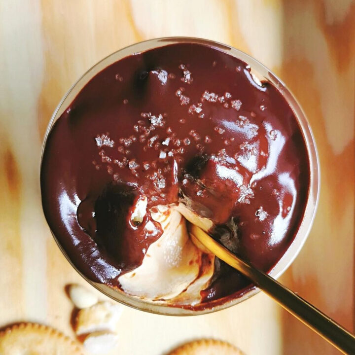 Mousse de Cacahuete Cacahuate Maní y queso crema con Ganache de Chocolate y galletas saladas Ritz Receta La Carañola Flor de Sal