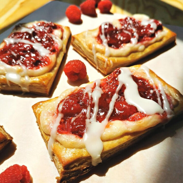Hojaldre de Frambuesas Fácil y Rápido Danish Puff Pastry Crema de Queso Cream Cheese Raspberry Frutos rojos tartaleta con Fruta Ficha Receta La Carañola