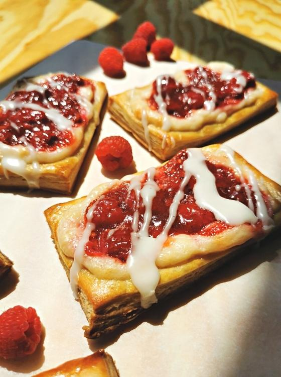 Hojaldre de Frambuesas Fácil y Rápido Danish Puff Pastry Crema de Queso Cream Cheese Raspberry Frutos rojos tartaleta con Fruta Receta La Carañola