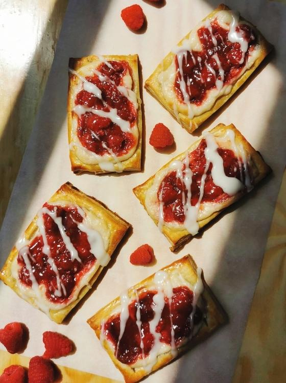 Hojaldre de Frambuesas Fácil y Rápido Danish Puff Pastry Crema de Queso Cream Cheese Raspberry Frutos rojos tartaleta con Fruta Receta de La Carañola