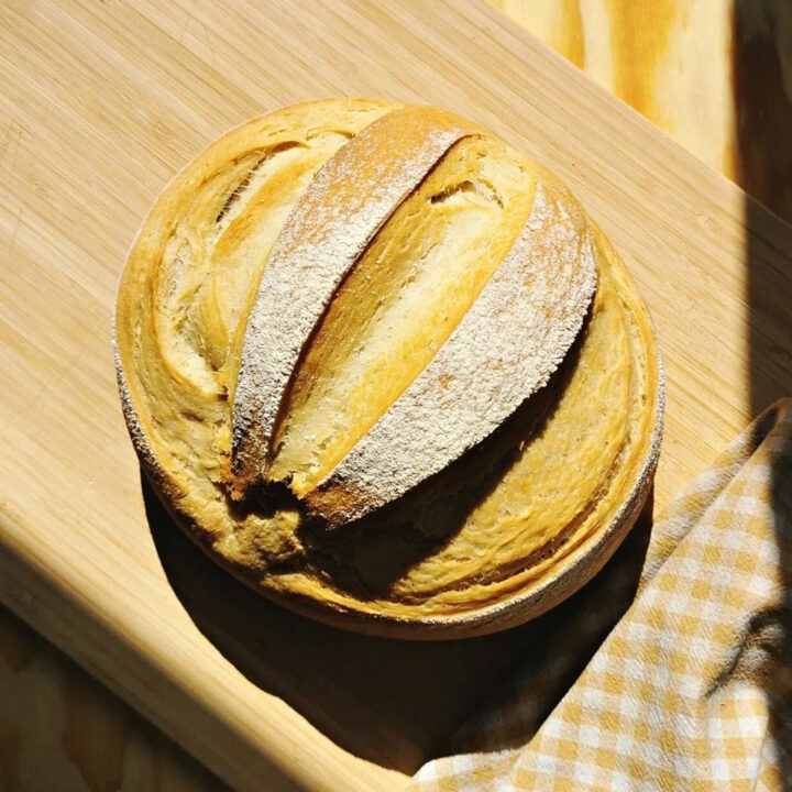 Pan Casero Fácil y Rápido con harina común todos uso sin amasado sin levado artesanal hogaza rústico crujiente Receta de La Carañola