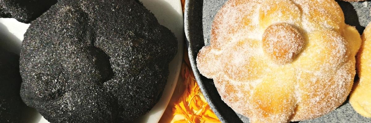 Pan de Muerto Tradicional Mexicano Relleno Crema, Chocolate y Calabaza y Negro Cenizas Maíz Totomoxtle Día de Muertos Receta La Carañola