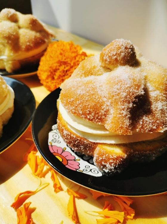 Pan de Muerto Tradicional Mexicano Relleno Crema, Chocolate y Calabaza y Negro Cenizas de Maíz Totomoxtle Día de Muertos Receta La Carañola