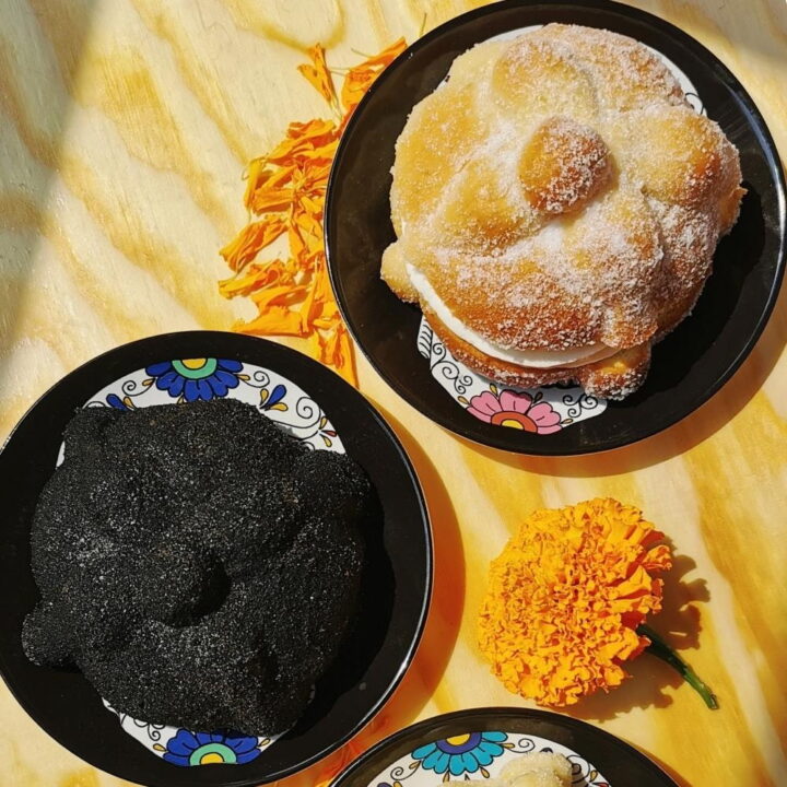 Pan de Muerto Tradicional Mexicano Relleno Crema, Chocolate y Calabaza y Negro Cenizas de Maíz Totomoxtle Día de Muertos Receta de La Carañola