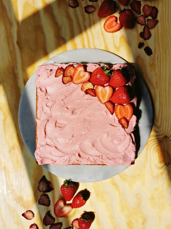 Pastel Tarta Torta Bizcocho Pan Panque de Fresa con mermelada Strawberry Cake Frosting de queso mascarpone y fresas deshidratadas Receta de La Carañola