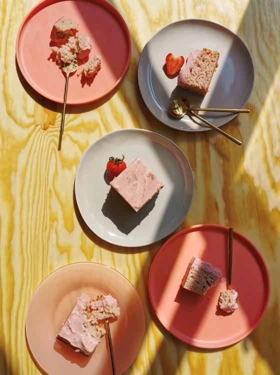 Pastel Tarta Torta Bizcocho Pan Panque de Fresa mermelada Strawberry Cake Frosting de queso mascarpone y fresas deshidratadas Receta de La Carañola