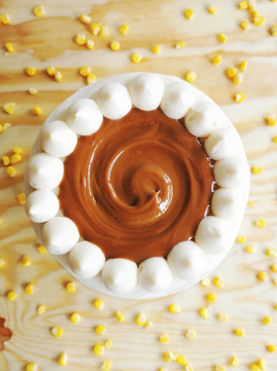 Pastel Pan de Elote Maíz Jojoto Choclo Cornbread relleno Dulce de Leche Arequipe Cajeta Frosting de Queso Receta La Carañola