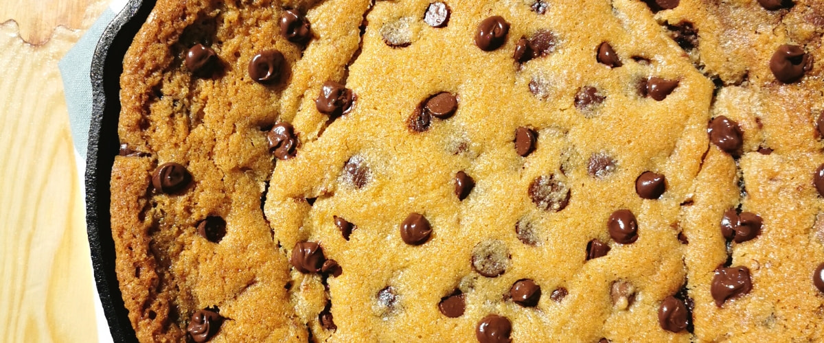 Galleta en Sartén rellena de Nutella Chocolate Chip Stuffed Skillet Cookie Receta Carañola Close Up