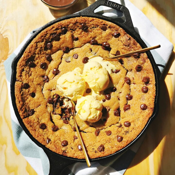 Galleta en Sartén rellena de Nutella Chocolate Chip Stuffed Skillet Cookie receta Carañola