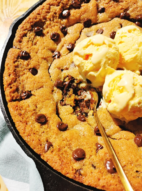 Galleta en Sartén relleno de Nutella Chocolate Chip Stuffed Skillet Cookie Receta La Carañola