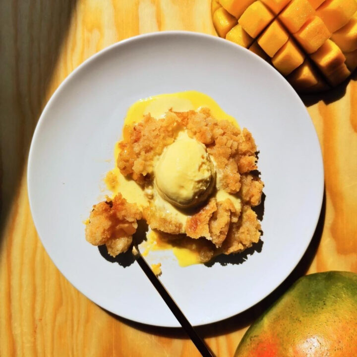 Dump Cake de Mango Cobbler Crumble Pastel Volcado Fácil Sin Mezclar Receta de La Carañola