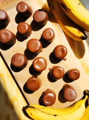 Bombones de Chocolate de Plátano Banana Cambur Rellenos de Mantequilla de Almendra Receta de La Carañola Veganos