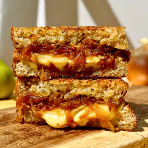 Sandwich de Cebolla Caramelizada queso gouda pera Receta La Carañola