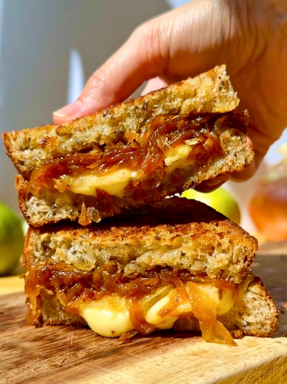 Sandwich de Cebolla Caramelizada queso gouda pera Receta de La Carañola