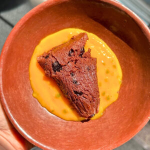 Tamales dulces de chocolate con salsa de mango y maracuya Receta de Emma Pinto y La Carañola