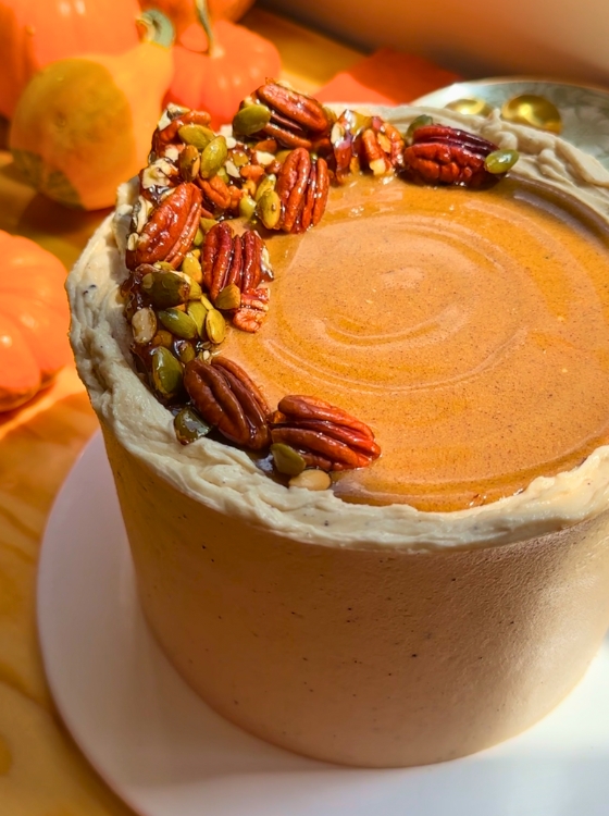 Pastel de Calabaza Frosting de Queso Mantequilla Tostada Praline de Semillas de Calabaza y Nueces Pecanas