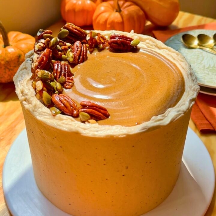 Pastel de Calabaza Frosting de Receta Queso Mantequilla Tostada Praline de Semillas de Calabaza y Nueces Pecanas